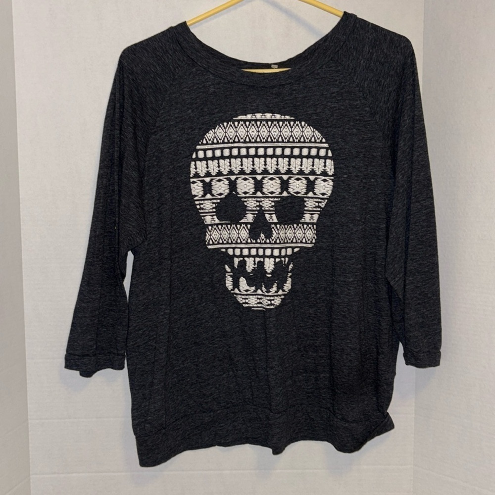 BLACK AND GREY HEATHERED TEE SHIRT 3/4 SLEEVES IRIDESCENT SKULL DESIGN 
SIZE XL
